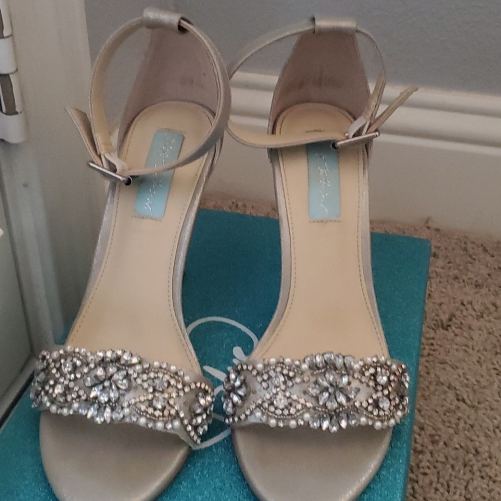 Blue by Betsey Johnson Women's Gina dress sandal